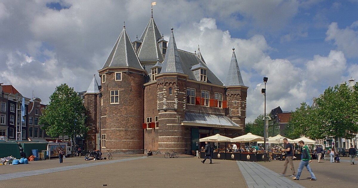 Amsterdam - Nieuwmarkt e la Waag.jpg